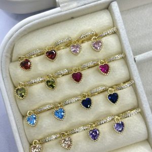 Argollas con dijes de corazon