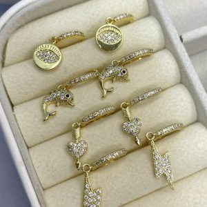 Argollas con dijes