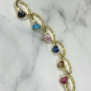 Anillo liso con corazon de zircon