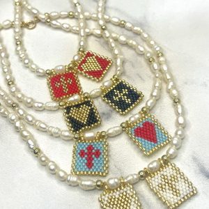 Gargantillas de perlas con escapularios miyuki