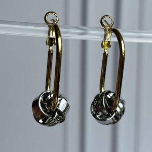 Argollas rectangulares con nudo plateado